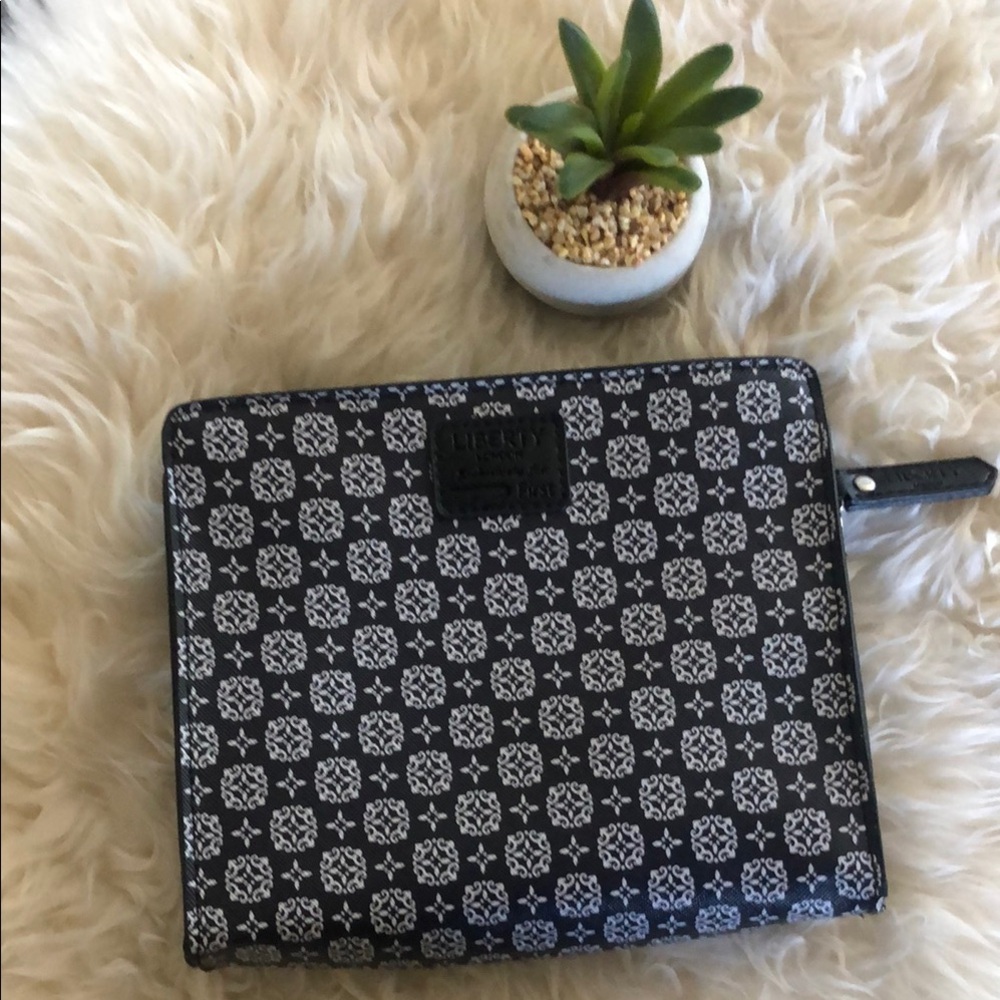 NewLIBERTY of London FIRST Travel Kit Bag Black/white Clutch 7”x6”x1.5” NWOT